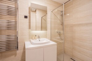 Shower, hair dryer, towels, soap - Luxury apartment (Belgrade)