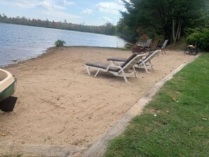 En la playa y camastros