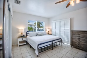 2 chambres, fer et planche à repasser, lit de bébé portatif