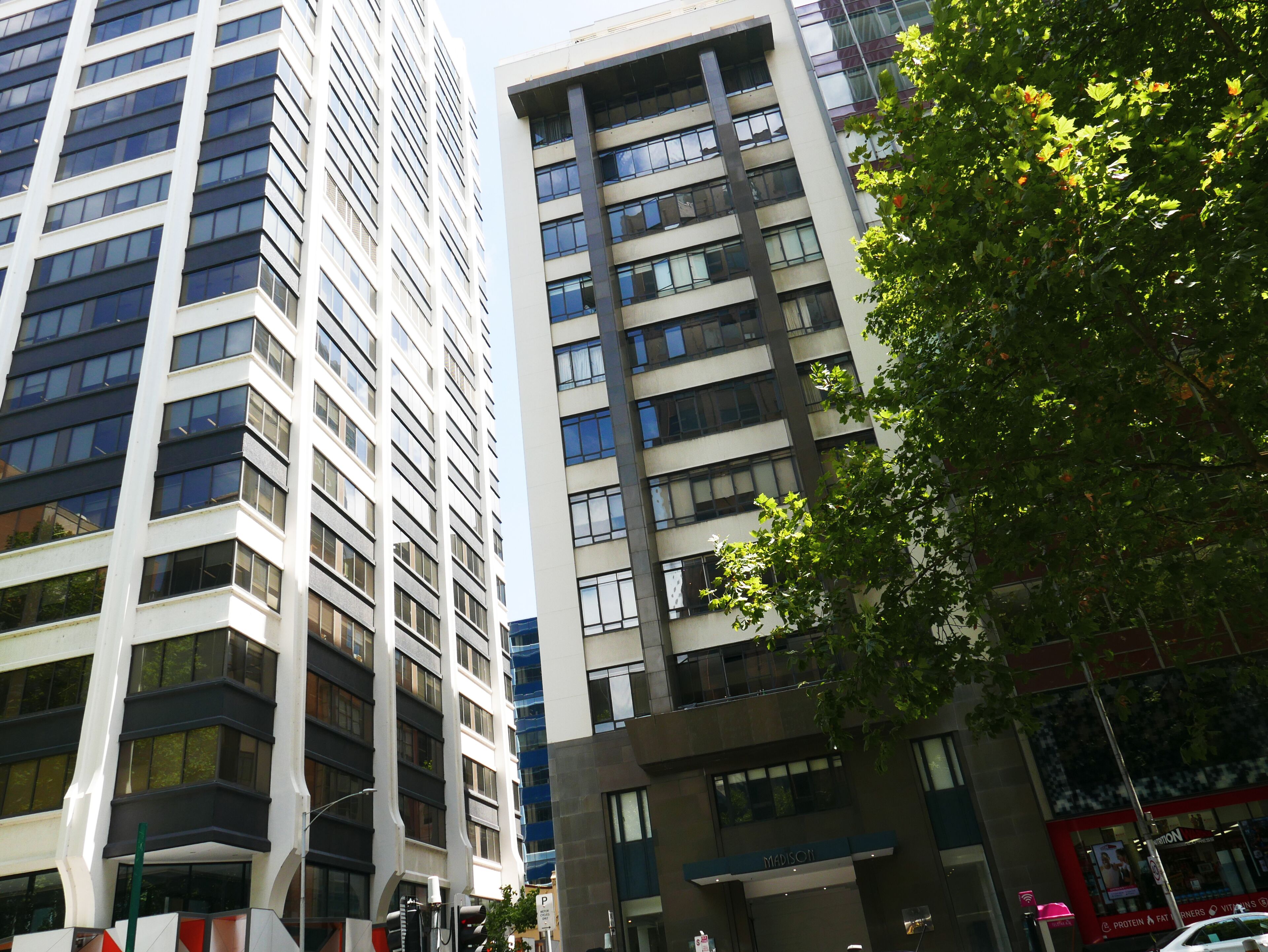 Honey Apts – 4BR, 7 REAL BEDS – City Centre corner Queen St & Flinders Lane