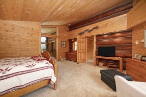 3 bedrooms, free WiFi, bed sheets - Lakefront! - Private Hot Tub - Situated Directly on Grand Lake w/ Boat Dock (Grand Lake)