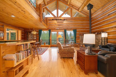 Lakefront! - Private Hot Tub - Situated Directly on Grand Lake w/ Boat Dock
