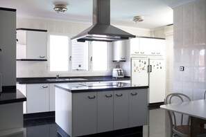 Een koelkast, een magnetron, een oven, een kookplaat