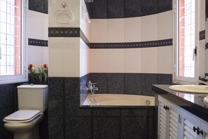 Combined shower/tub, hair dryer, bidet, towels