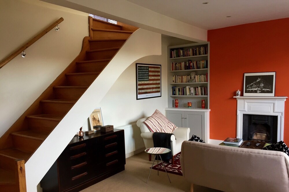 Stylish top floor 1 bed flat in West Hampstead