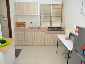 Refrigerador, microondas, tetera eléctrica y utensilios de cocina