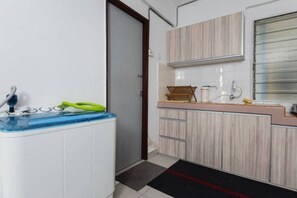 Refrigerador, microondas, tetera eléctrica y utensilios de cocina