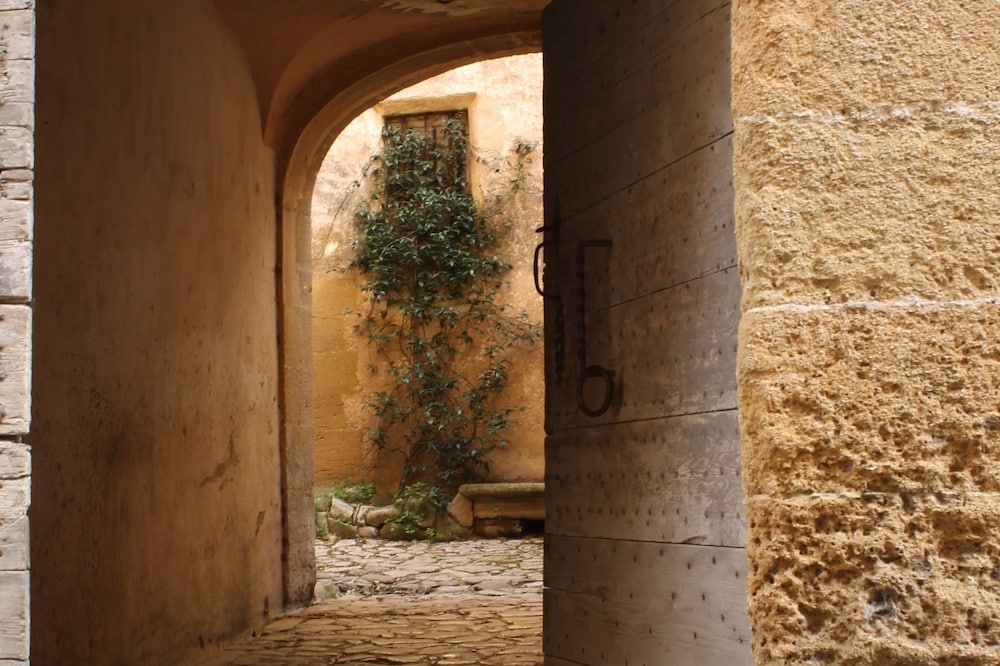 Charming Two Bedroom Apartment In The Heart Of Lourmarin. Great Location