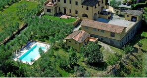 A large villa with multiple buildings, a swimming pool, and surrounding greenery. - THE TERRACE - Apartment in Villa from the beginning of the 20th century (Lastra a Signa)