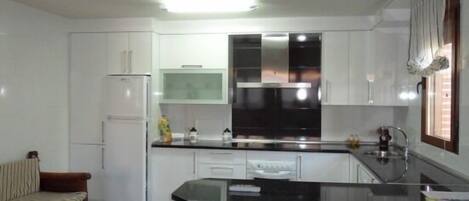 Kühlschrank, Mikrowelle, Ofen, Herdplatte