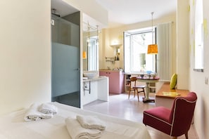 1 habitación, tabla de planchar con plancha, wifi gratis y ropa de cama