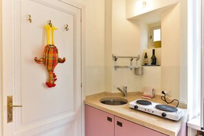 Réfrigérateur, micro-ondes, plaque de cuisson, cafetière/bouilloire