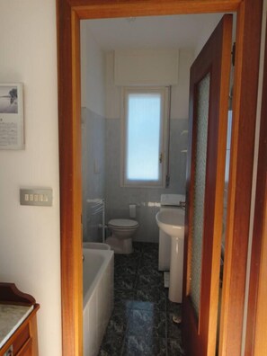 Combined shower/tub, eco-friendly toiletries, hair dryer, bidet - Apartment/ flat - Moneglia (Moneglia)