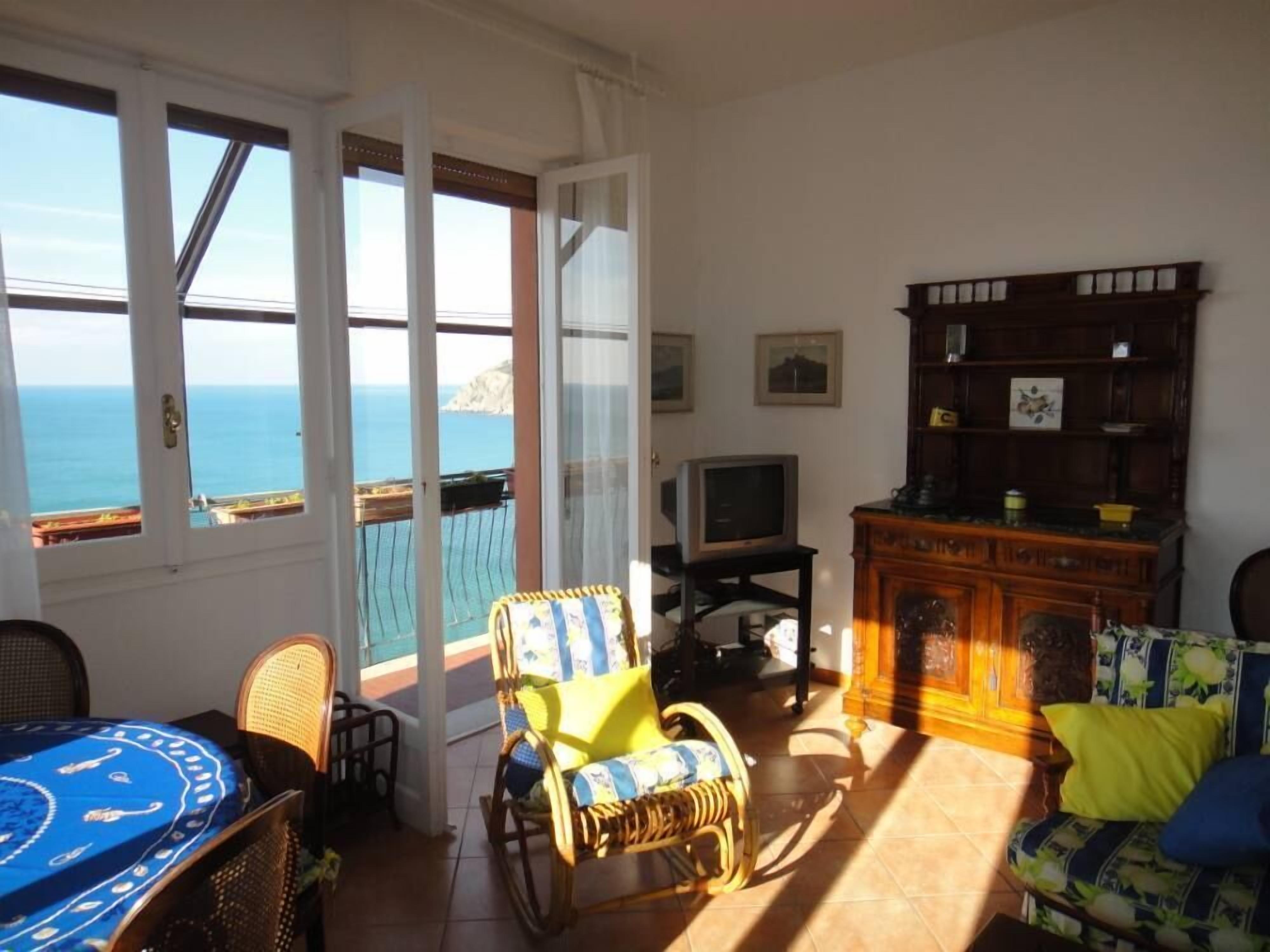 Smart-TV, DVD-Player, Bücher