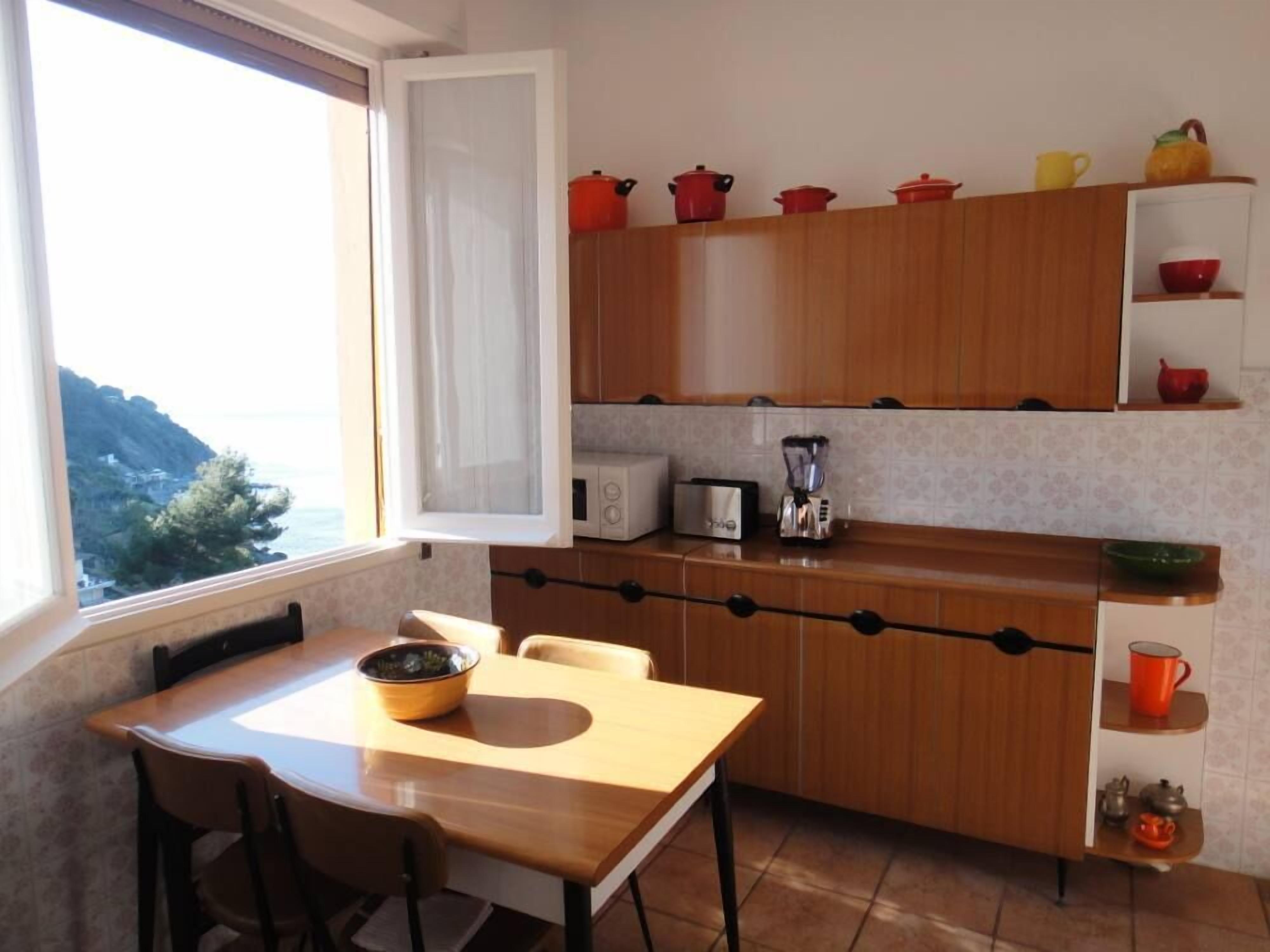 Wasserkocher mit Kaffee-/Teezubehör, Kühlschrank, Mikrowelle, Ofen