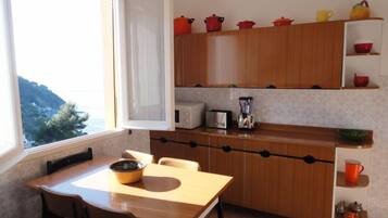 Wasserkocher mit Kaffee-/Teezubehör, Kühlschrank, Mikrowelle, Ofen