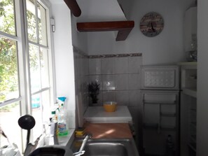 Kühlschrank, Mikrowelle, Ofen, Herdplatte