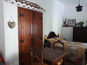 1 slaapkamer, een strijkplank/strijkijzer, wifi, beddengoed