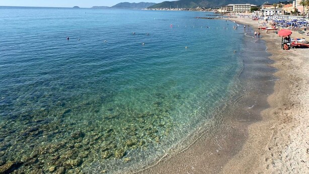 A beach with clear water, a sandy shore, and buildings in the background. - Apartment/ flat - Pietra Ligure (Pietra Ligure)