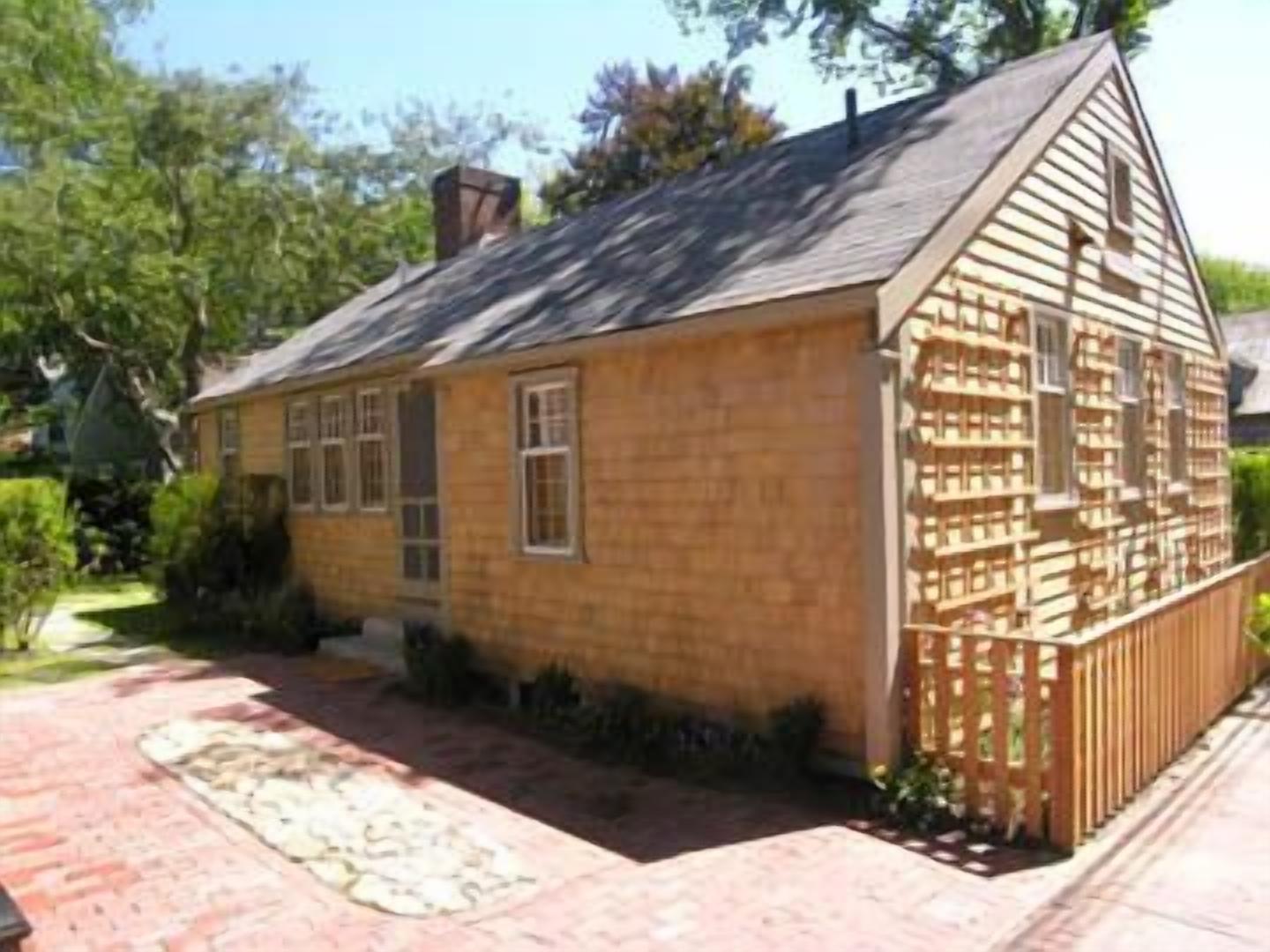 'Charming Cottage' in town off Main St., Perfect location!!!
