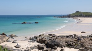 Playa en los alrededores y camastros