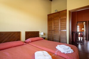 4 bedrooms, iron/ironing board, bed sheets