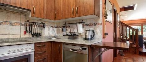 Cafetera y tetera, refrigerador, microondas y horno