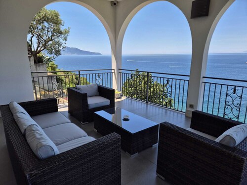 Overview exclusive seaside villa in Sorrento Peninsula