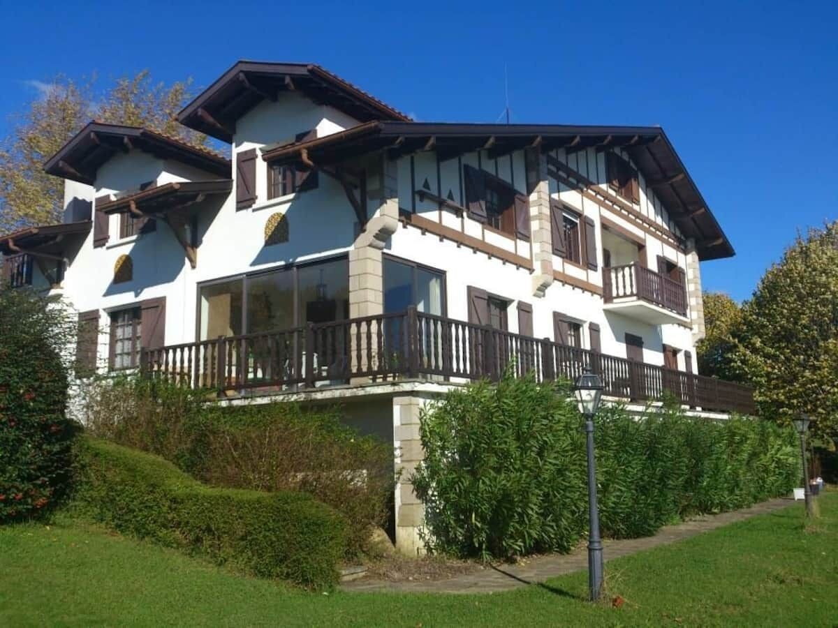 Typical Basque villa, indoor swimming pool, quiet with stunning views