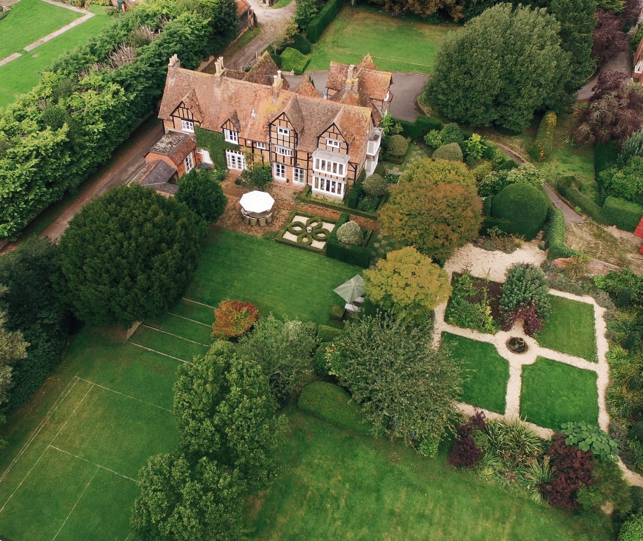 Historic country house with grass tennis court - ideal for entertaining
