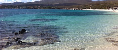 Sur la plage, chaise longue
