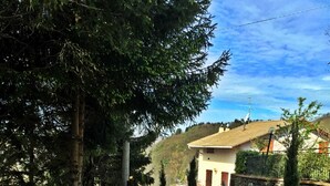 Ein Wohngebiet mit Steinmauer, gepflasterter Auffahrt und einem Haus mit Ziegeldach.