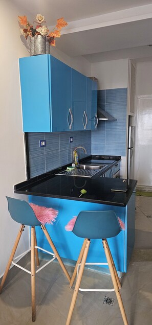 Frigorífico, microondas, placa de cocina y cafetera o tetera