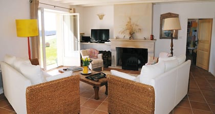 Ancienne ferme en pleine campagne, avec une vue imprenable et une piscine privée