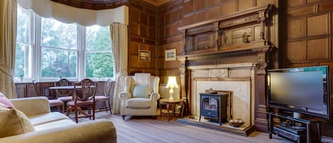 Smart TV, fireplace, DVD player, books