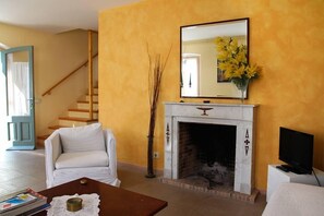 TV, fireplace, books, music library - Le Bouganville: Wonderful Villa close to Barcelona, the beach and Corredor (Sant Vicenç de Montalt)