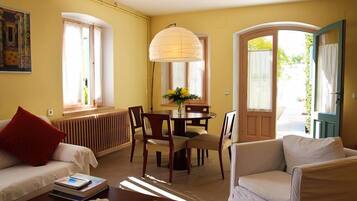 Een televisie, een open haard, boeken en een muziekbibliotheek