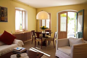 TV, fireplace, books, music library - Le Bouganville: Wonderful Villa close to Barcelona, the beach and Corredor (Sant Vicenç de Montalt)