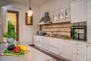 Refrigerador, horno, placa de cocina, lavavajillas