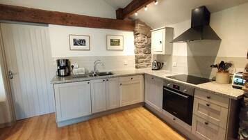 Jääkaappi, mikroaaltouuni, uuni, liesi