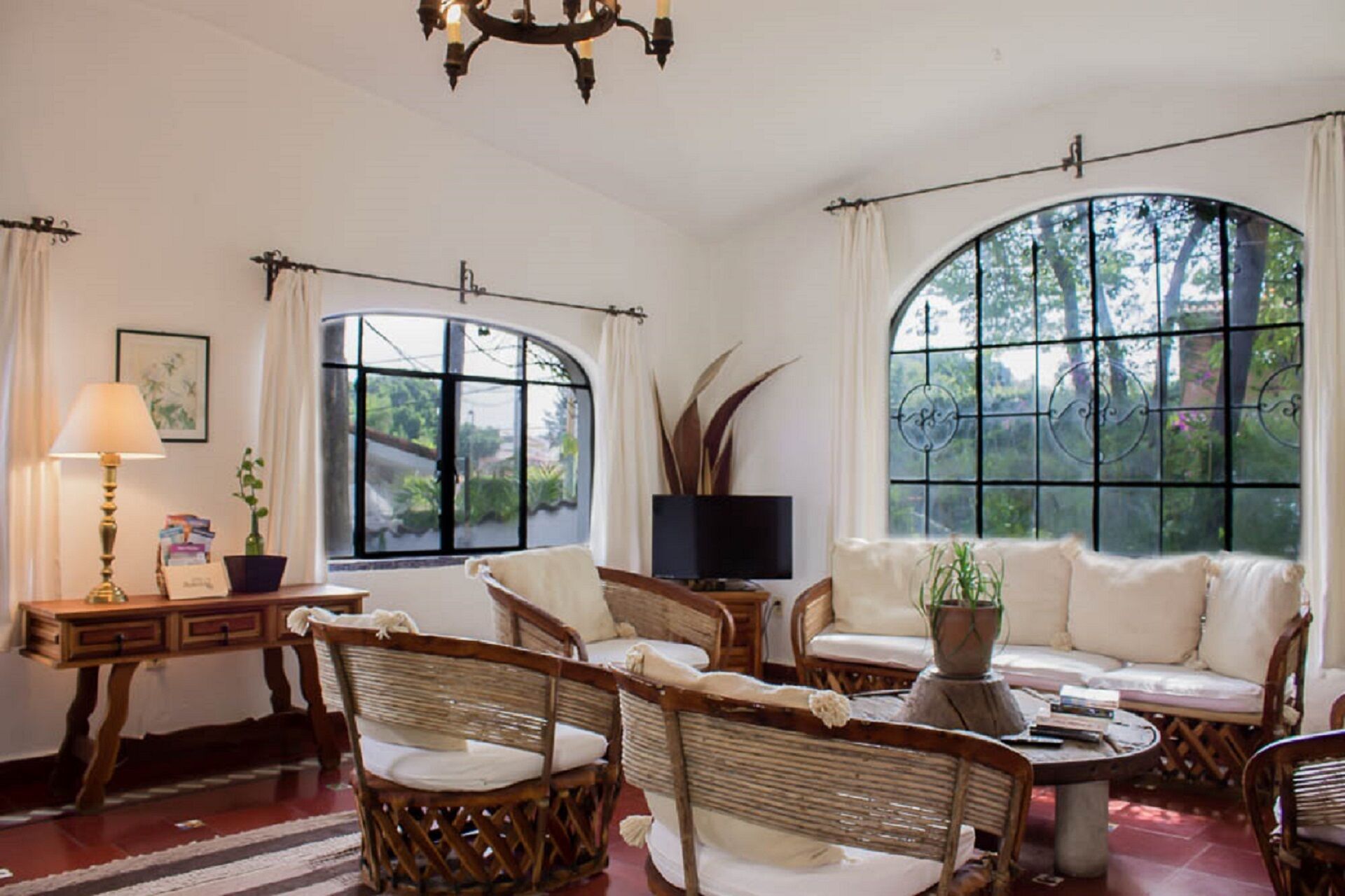 Villa Azteca-Mexican Colonial Home-Great Location, Perfect for Families and pets