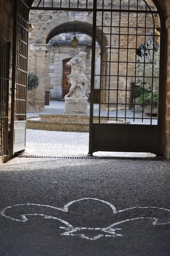 Character house with swimming pool in the Drôme with two bathrooms.