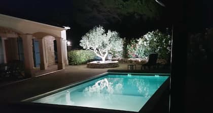 Character house with swimming pool in the Drôme with two bathrooms.