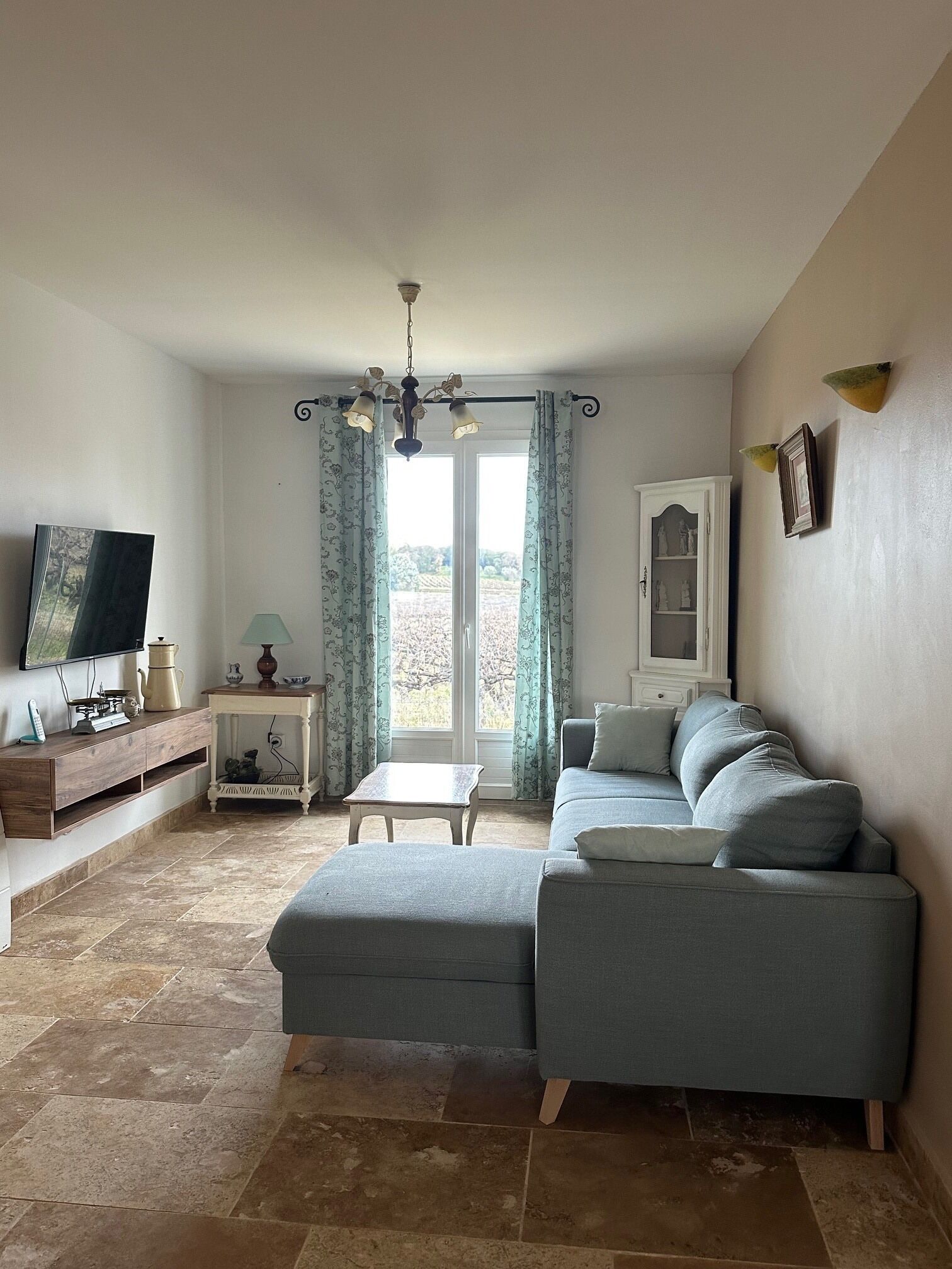 Fernseher, Kamin, DVD-Player, Bücher