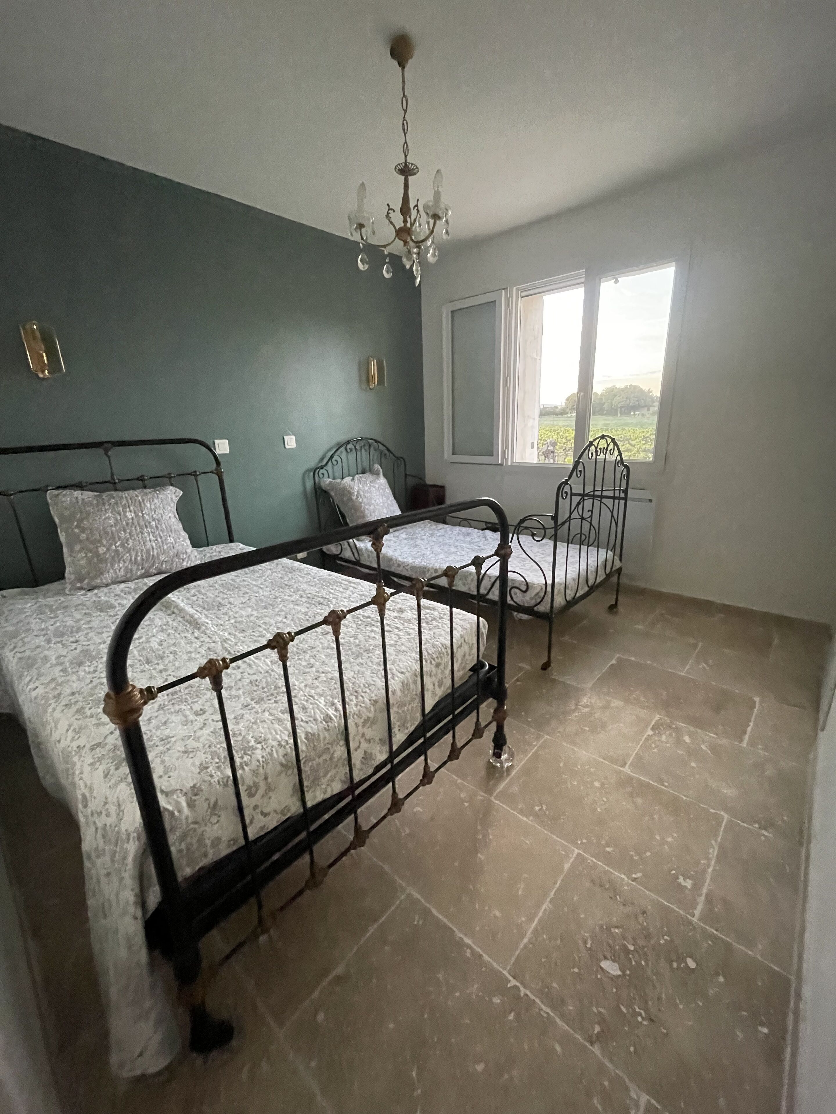 3 chambres, bureau, fer et planche à repasser, lit parapluie