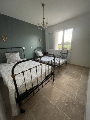 3 bedrooms, desk, iron/ironing board, travel crib - Character house with swimming pool in the Drôme with two bathrooms. (Rochegude)