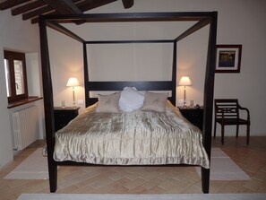 7 quartos, ferros/tábuas de passar roupa, berço de viagem