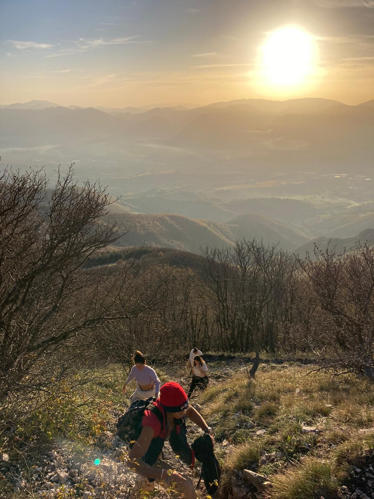 Eine Berglandschaft mit Wanderern.