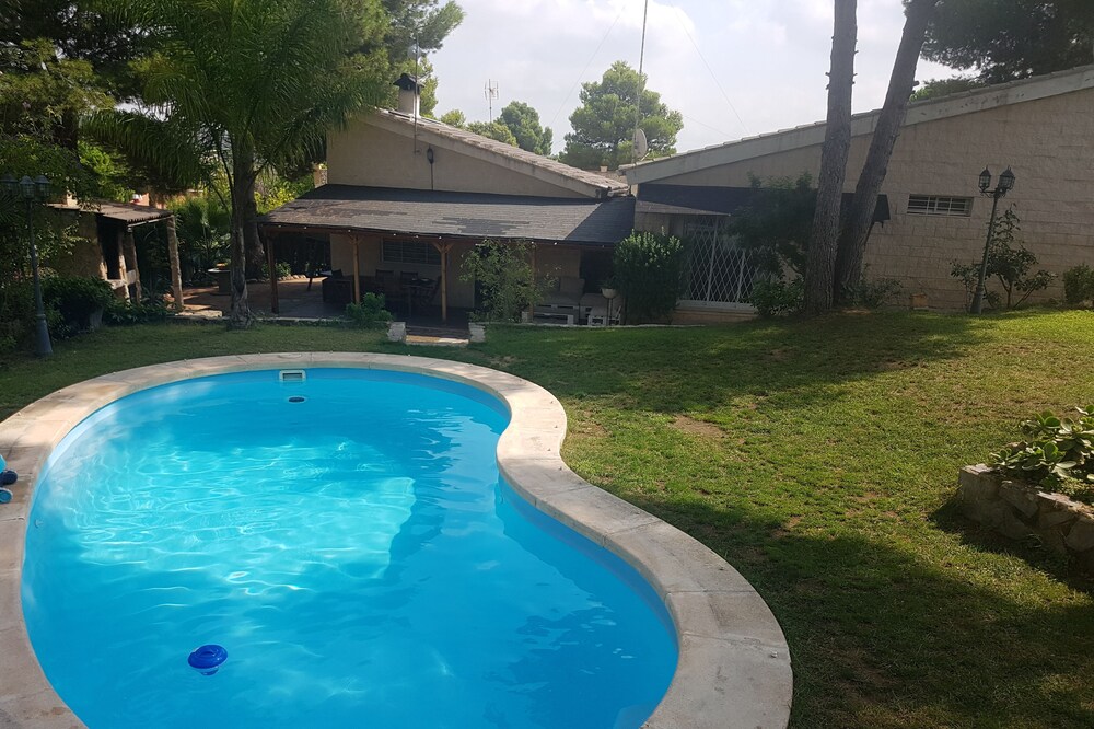 Detached villa in Urbanization Altury, Turis Valencia up to 9 pax.