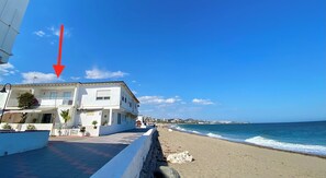 A coastal building with a balcony, a paved walkway, and a view of the beach and ocean. - Casa del Mar- Beach House 5 star - Beach at 10 meters - VFT/MA/00095 (Málaga)